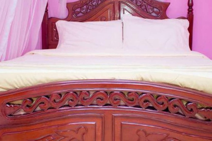 Room 4 of 8