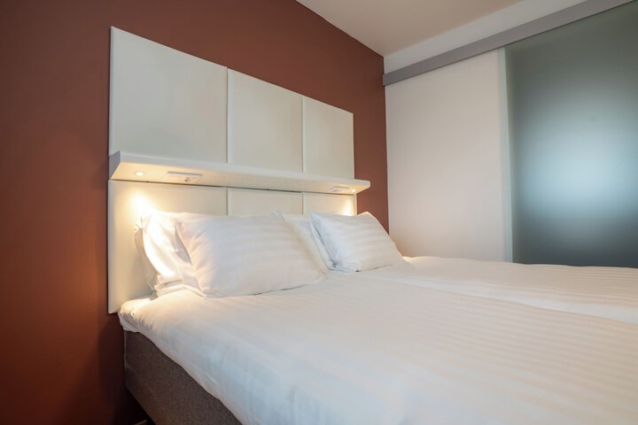 Room 9 of 40