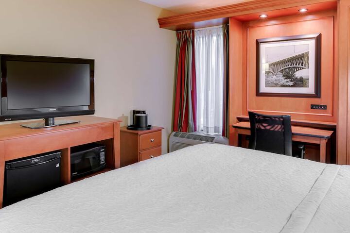 1 King Bed (3 of 12)
