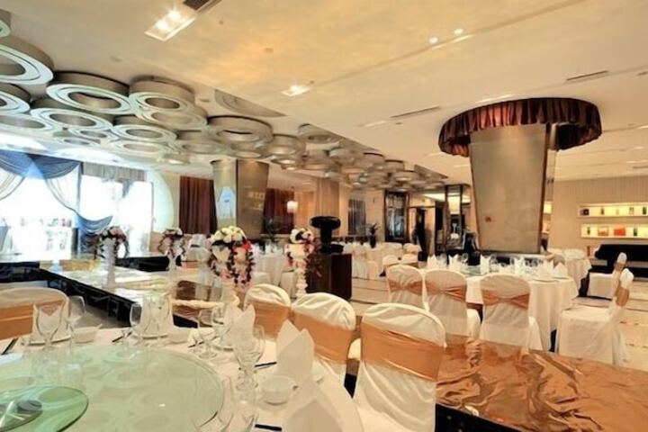 Ballroom/Hall 28 of 37