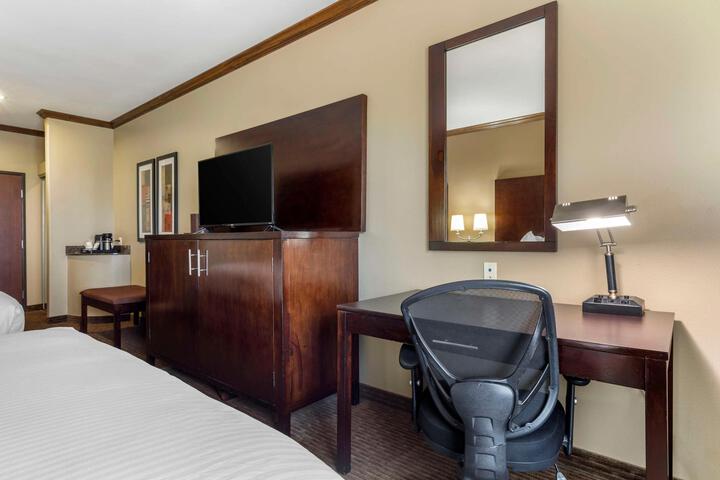 2 Queen Beds Work Desk Microwave and Refrigerator WiFi Full Breakfast (2 of 7)