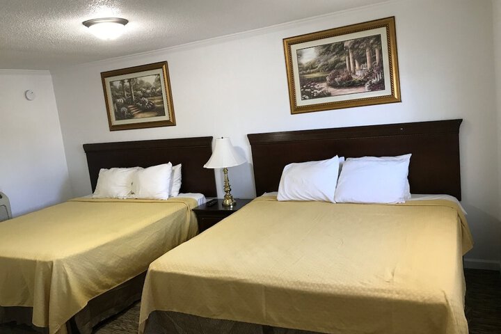 2 Queen Beds (2 of 4)