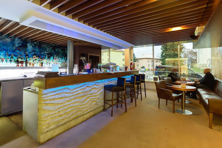 Lounge 26 of 32
