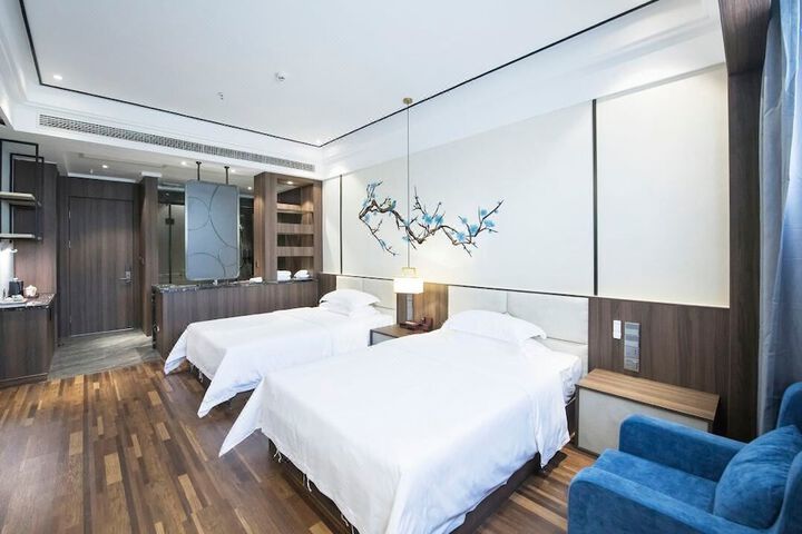 Room 9 of 18
