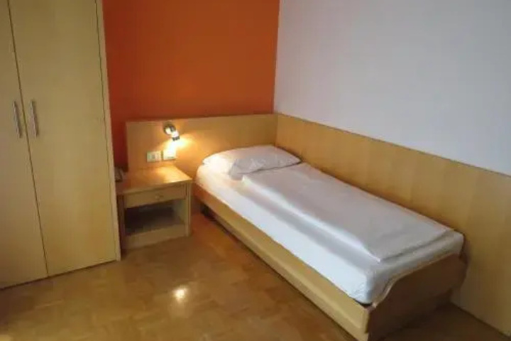 Room 5 of 13