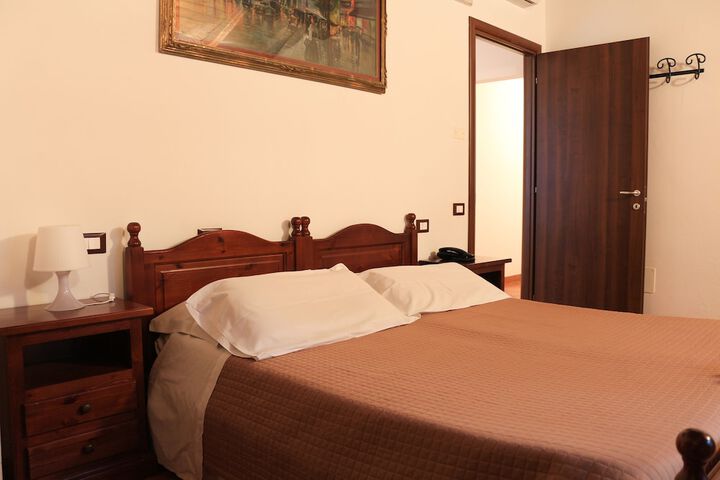 Room 8 of 12