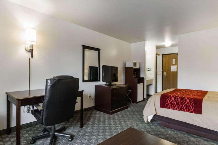 1 Queen Bed (2 of 15)