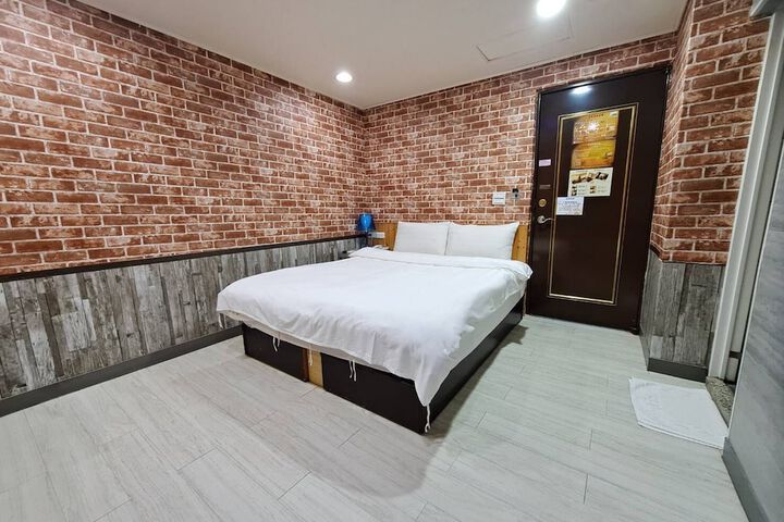 Room 15 of 32