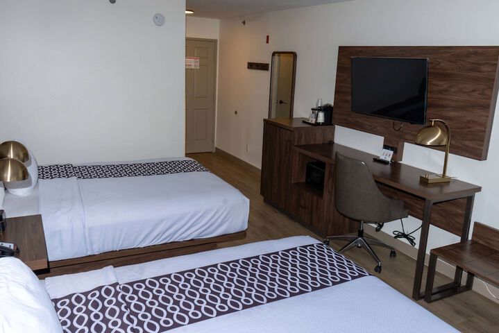 2 Queen Beds Accessible (13 of 17)