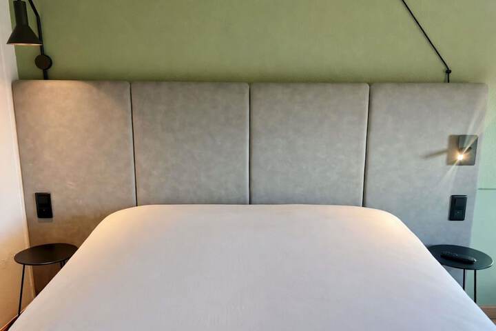 Room 10 of 34