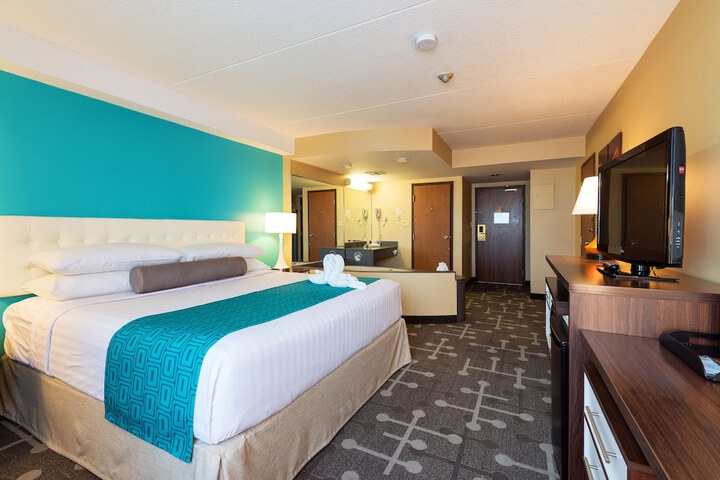 1 King Bed (2 of 13)