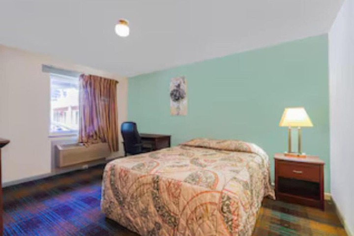 1 King Bed (3 of 4)