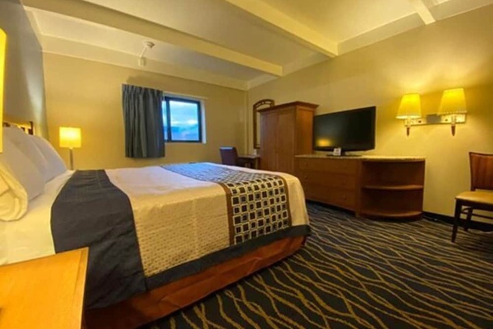 Signature Suite King Bed (1 of 17)