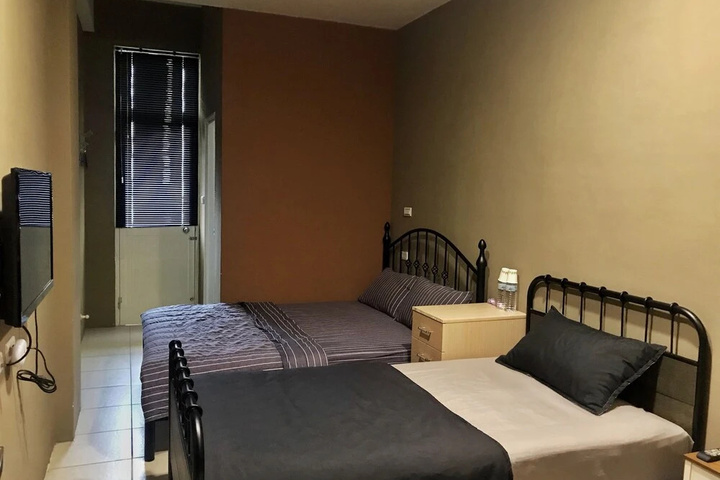 Room 4 of 10