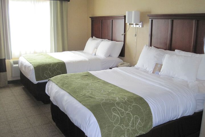 Suite Accessible King Size Bed (3 of 11)