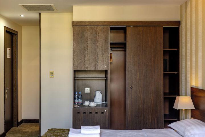 Room 16 of 82