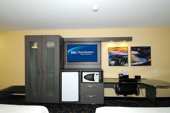 2 Double Beds Pet Friendly Room, Microwave and Refrigerator WiFi Full Breakfast (3 of 8)