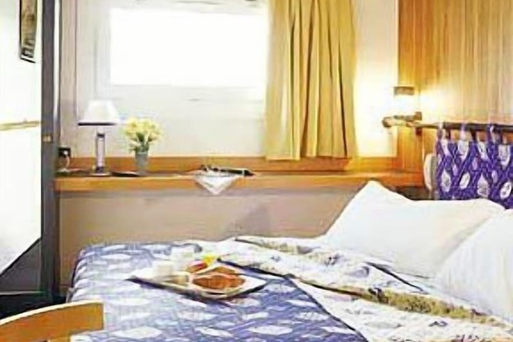 Room 3 of 8