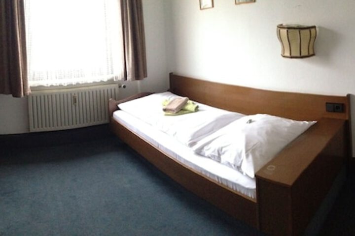 Room 6 of 12
