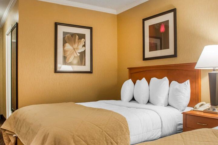 1 Queen Bed (7 of 10)