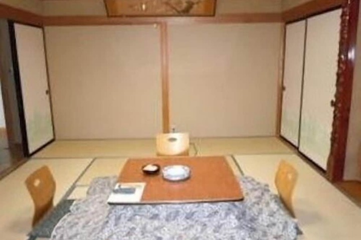 Room 4 of 17