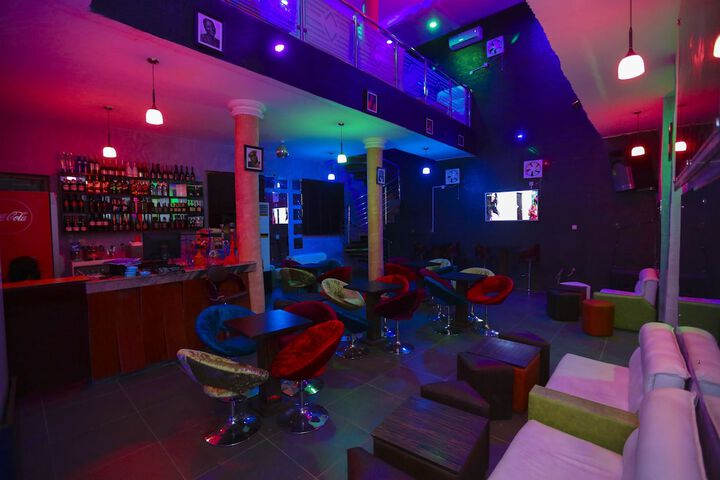 Lounge 14 of 16
