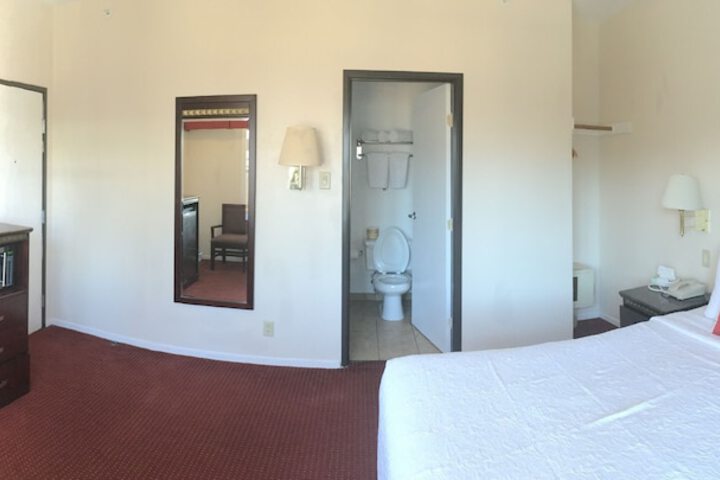 1 Queen Bed (8 of 17)