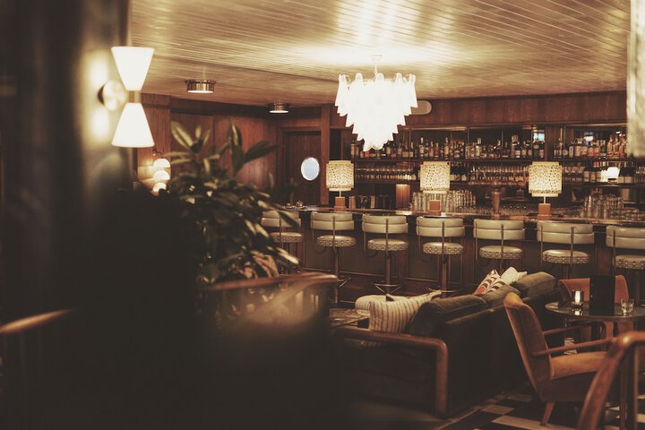 Lounge 52 of 63