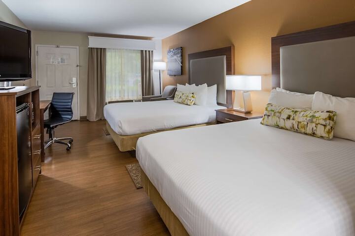2 Queen Beds Microwave and Refrigerator WiFi Full Breakfast (1 of 7)