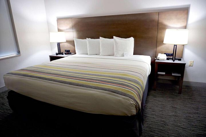 1 King Bed (3 of 15)