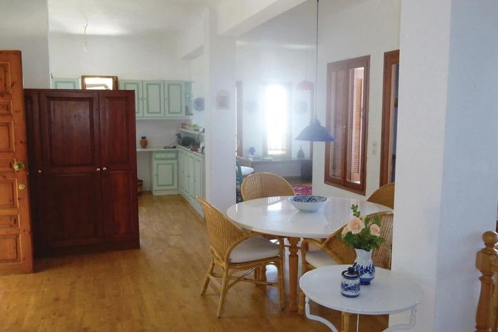 Room 4 of 11