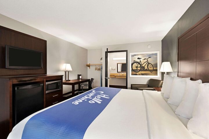 1 King Bed Accessible (6 of 8)