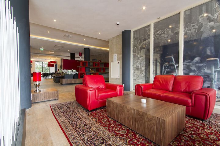 Entrance & Lobby