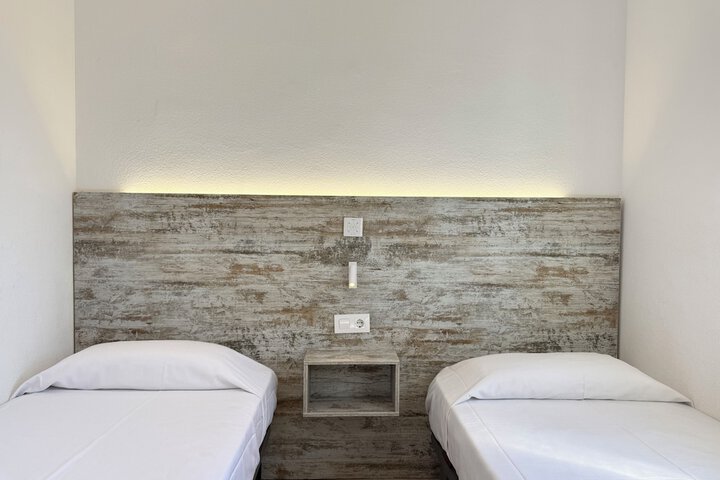 Room 4 of 84