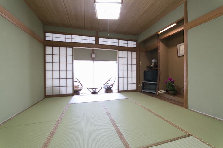 Room 9 of 42