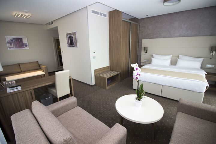 Room 18 of 136