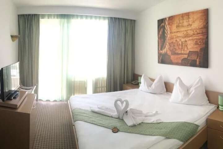 Room 6 of 33