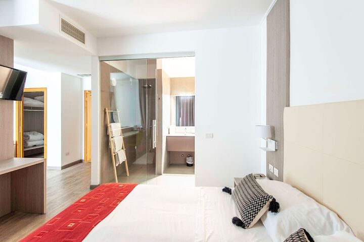 Room 32 of 79