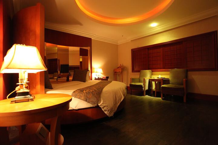Room 12 of 37