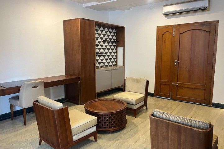 Room 6 of 9
