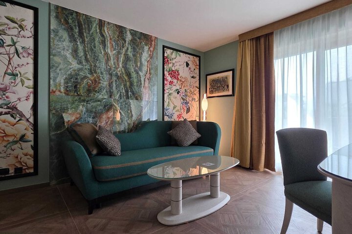 Room 104 of 197