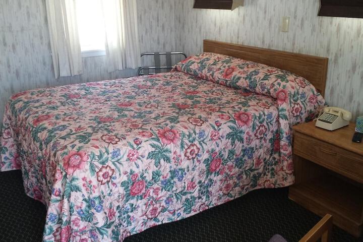 Standard Single Queen Bed (1 of 5)