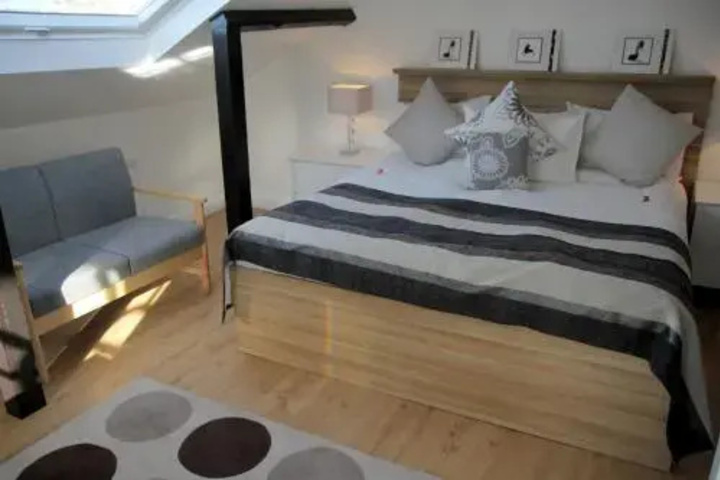 Room 6 of 12