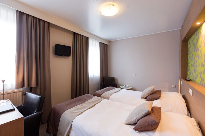 Room 10 of 34