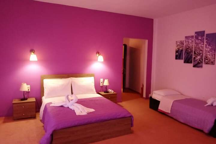 Room 6 of 16