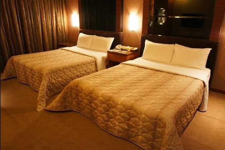 Room 4 of 12