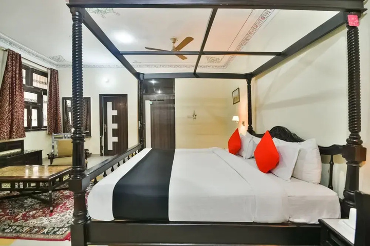 Room 4 of 18