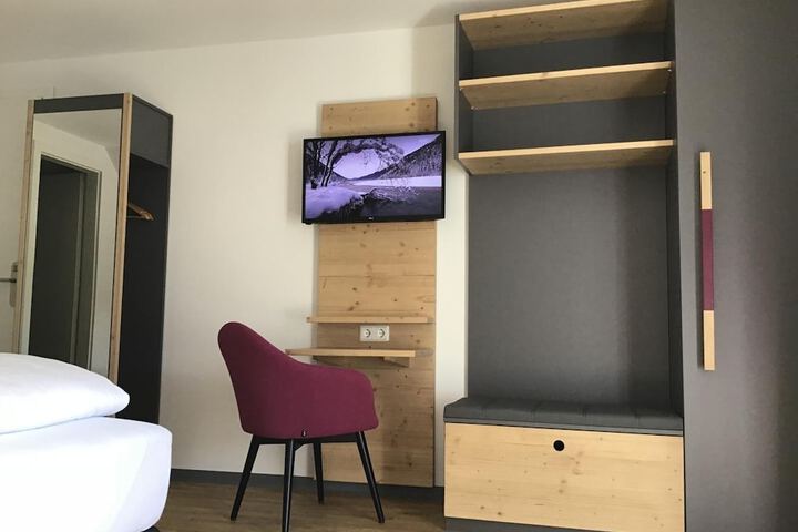 Room 8 of 25