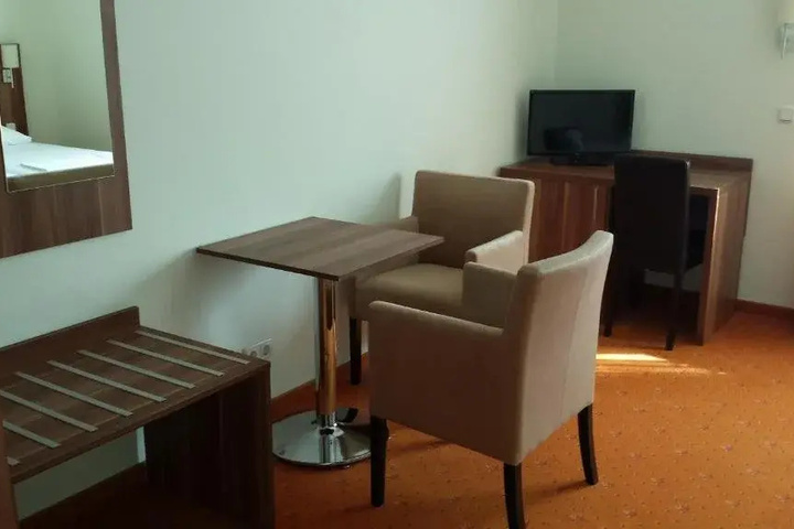 Room 3 of 8