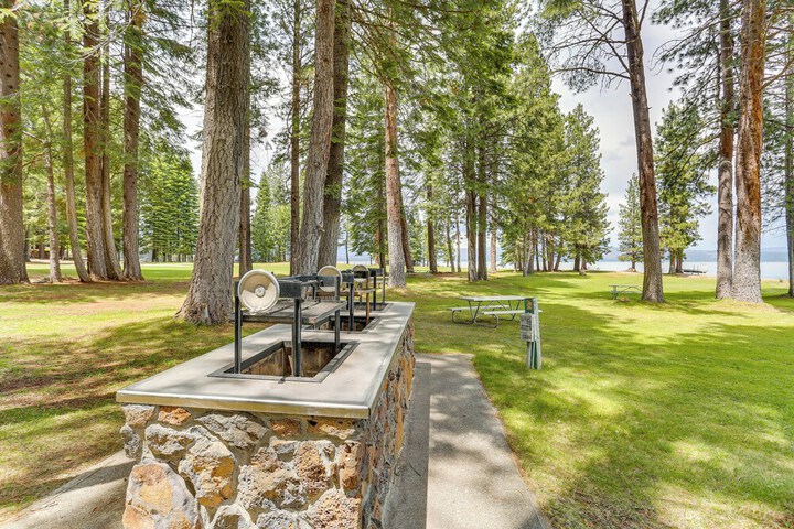 Pet-friendly California Cabin w / Beach Access